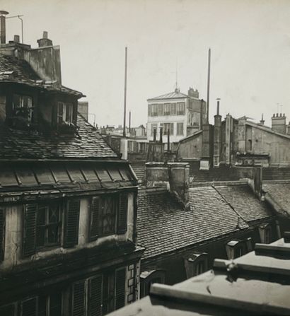 null Les toits de Paris 
Vue depuis la fenêtre, c. 1930
Tirage argentique d’époque,...