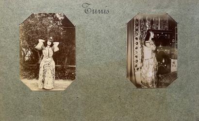 null Tunis 
Photographie amateur, deux femmes en habits orientales, Février 1901
2...