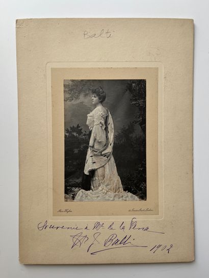 null Alice Hughes (1857-1939)
La mode de la Belle Époque, portrait en pied d’une...