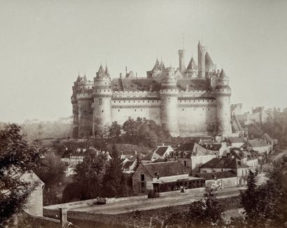 null Charles Soulier (1816-1886) 
Le château de Pierrefonds, c. 1880 
Tirage albuminé,...