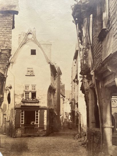 null Auteur non-identifié 
Vitré, rue Poterie, Bretagne, c. 1880
Grand tirage albuminé
37...