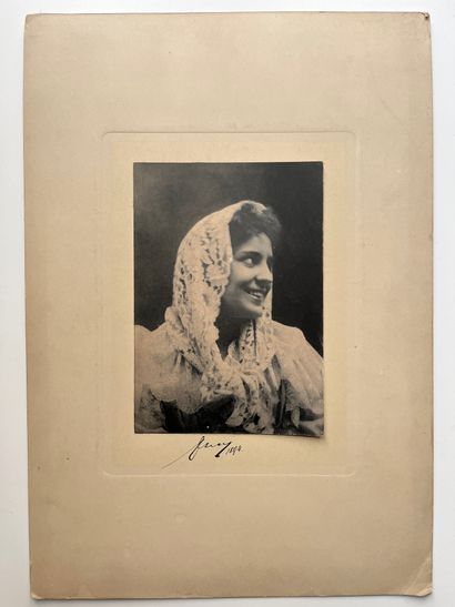 null Auteur non-identifié 
Portrait d’une jeune espagnol, comédienne (?), 1894
Tirage...