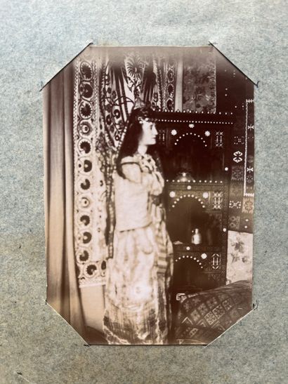 null Tunis 
Photographie amateur, deux femmes en habits orientales, Février 1901
2...
