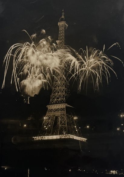null Le Cinquantenaire de la Tour Eiffel !
La Tour Eiffel illuminée par les feux...