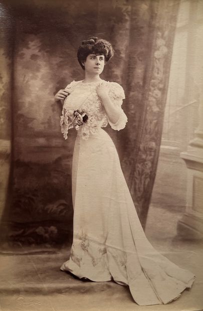 null Reutlinger Studio
Photographies de mode 1900, la comédienne et chanteuse d’opérette...