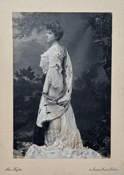 null Alice Hughes (1857-1939)
La mode de la Belle Époque, portrait en pied d’une...