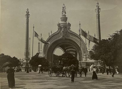 null Exposition Universelle Paris 1900
Vues et scènes animées : 
“Passerelle unissant...