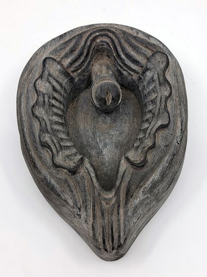null ASIE. L'Origine du monde, xxe siècle. Sculpture en bois représentant un sexe...