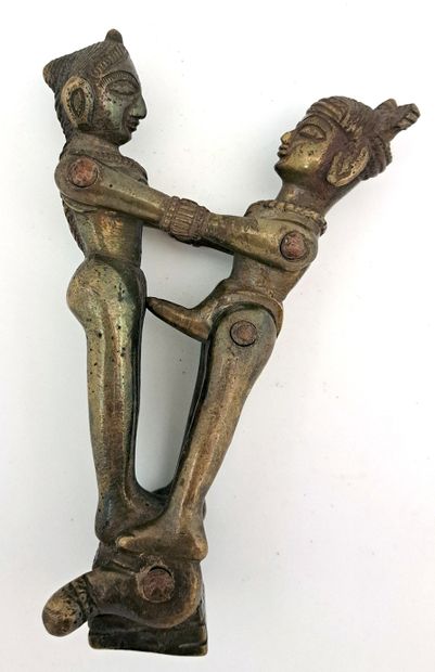 null INDE. Face à face, xixe-xxe siècle. 2 figurines articulées : l'une en bronze,...