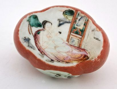 null CHINE. Époque Xianfeng (1851-1861). Petite verseuse à anse en porcelaine émaillée...