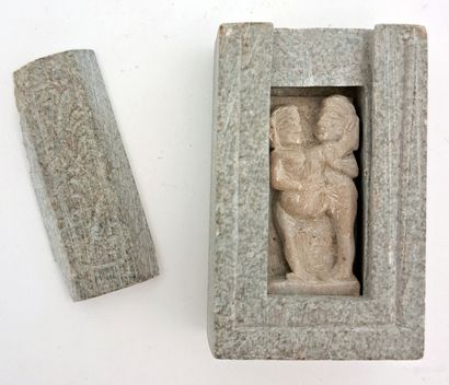 null INDE. 4 sculptures, xxe siècle : 2 bas-reliefs en pierre de savon, 13,5 x 5,5...