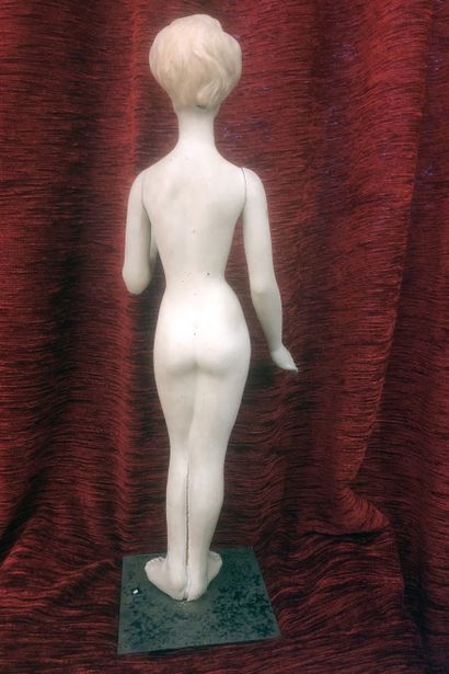null Mannequin de vitrine, vers 1960-1970. Moulage polychrome, socle en métal, bras...