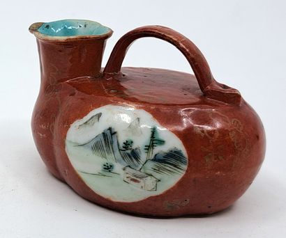 null CHINE. Époque Xianfeng (1851-1861). Petite verseuse à anse en porcelaine émaillée...