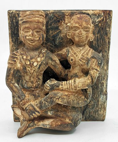 null INDE. Kama-sutra, xxe siècle. 2 bas-reliefs en bois représentant chacun un couple...