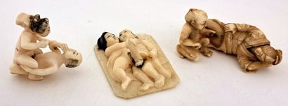 null JAPON. Époque Meiji (1868-1912). Trois okimono en ivoire, trois couples nus...