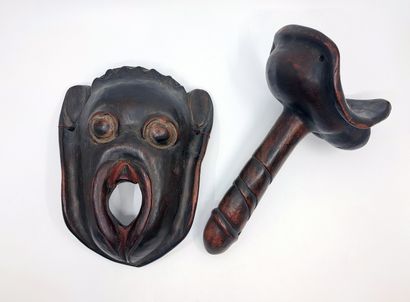 null NÉPAL. Masque et phallus 2 sculptures en bois, xixe siècle. Provenance : Le...