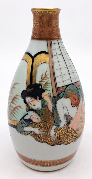null JAPON, fours de Kutani, xxe siècle. Bouteille à saké en porcelaine émaillée...