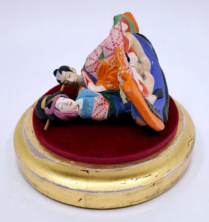 null JAPON. Époque Meiji (1868-1912). Figurine en plâtre peint représentant un couple...