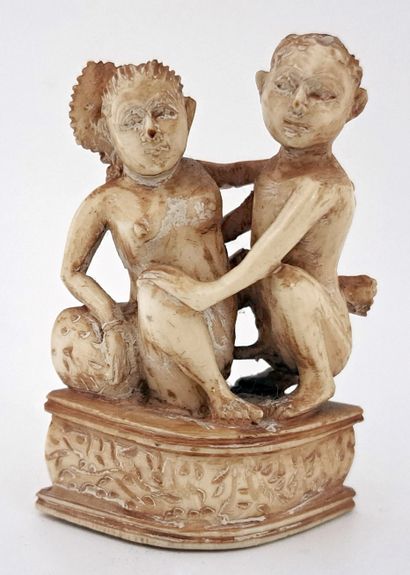null INDE. Kama-sutra, 3 figurines, xxe siècle. Représentant 3 couples dont un couple...