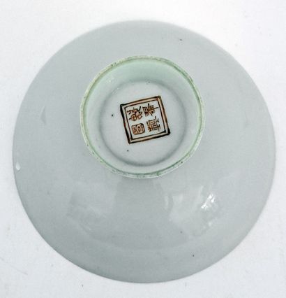 null JAPON, fours de Kutani, xxe siècle. Coupe sur piédouche en porcelaine. (Fêlure...