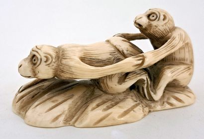null JAPON. Époque Meiji (1868-1912). Netsuke en ivoire, deux singes en plein coït,...