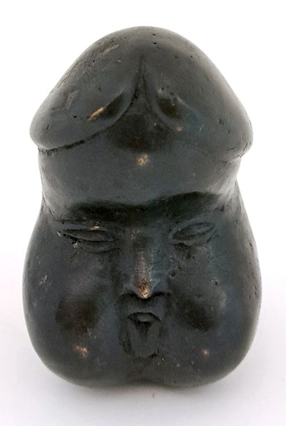 null JAPON. Daruma, xxe siècle. Bronze, patine noire, 5 x 4 x 7 cm.