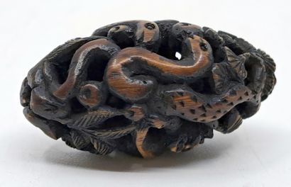 null CHINE. vers 1900. Noyau sculpté d’un couple à l’amour et deux serpents. Hauteur...