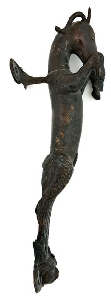null NÉPAL. Cheval cabré, xxe siècle. Poignée de porte en bronze, 27 cm.