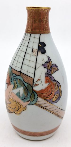 null JAPON, fours de Kutani, xxe siècle. Bouteille à saké en porcelaine émaillée...