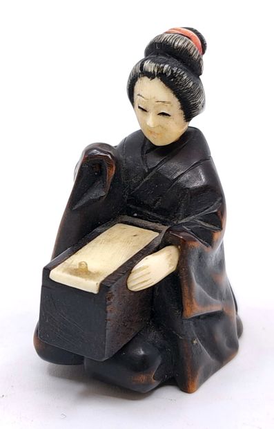 null JAPON. Époque Meiji (1868-1912). Okimono en bois et ivoire, jeune femme ouvrant...
