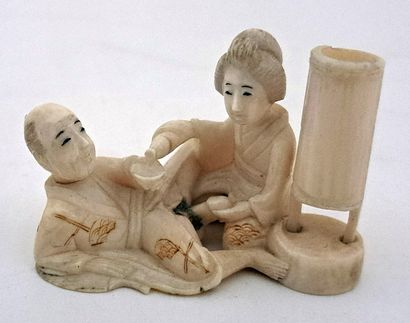 null JAPON. 3 figurines polychromes s'accouplant, 5 x 4 x 3 cm chacune environ. ...