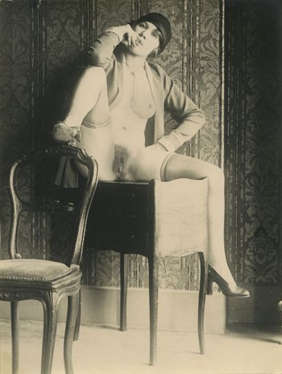null Monsieur X. La Cigarette, vers 1930. Épreuve argentique d’époque, 24 x 18 cm....