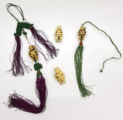 null CHINE. xviiie siècle. Quatre amulettes de fécondité masculine en ivoire en forme...