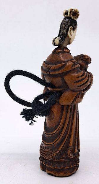 null JAPON. Époque Edo (1603-1868), xixe siècle. Shunga netsuke en buis et ivoire,...