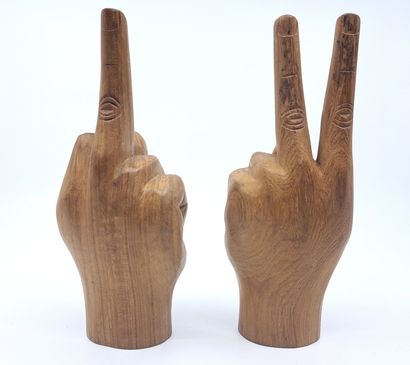 null THAÎLANDE. 2 mains sculptées en bois, xxe siècle. L'une majeur dressé, 22 x...