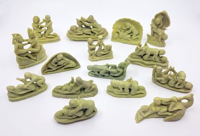 null INDE. Kama-sutra, xxe siècle. 15 figurines en pierre à savon verte, entre 6,5...
