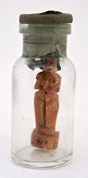 null THAÎLANDE, LAOS. Figurines, xxe siècle. 4 bouteilles miniatures contenant des...