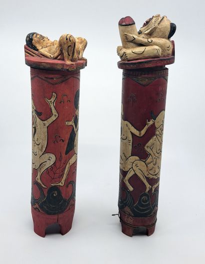 null INDONÉSIE. Paire de porte-encens, xxe siècle. Bambous sculptés polychromes,...
