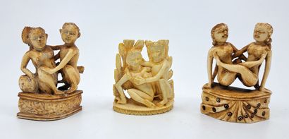 null INDE. Kama-sutra, 3 figurines, xxe siècle. Représentant 3 couples dont un couple...