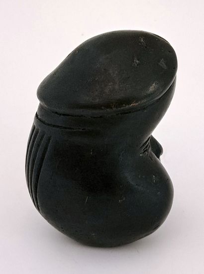 null JAPON. Daruma, xxe siècle. Bronze, patine noire, 5 x 4 x 7 cm.