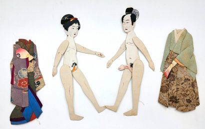 null JAPAN. Meiji period (1868-1912). Couple of paper puppets, whose folded silk...