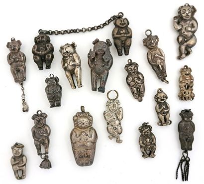 null CHINE. vers 1900. Ensemble de dix-sept amulettes de fécondité masculine en métal...