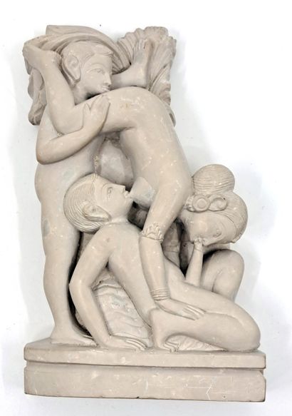 null INDE. 4 sculptures, xxe siècle : 2 bas-reliefs en pierre de savon, 13,5 x 5,5...