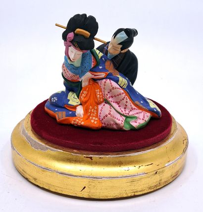 null JAPON. Époque Meiji (1868-1912). Figurine en plâtre peint représentant un couple...