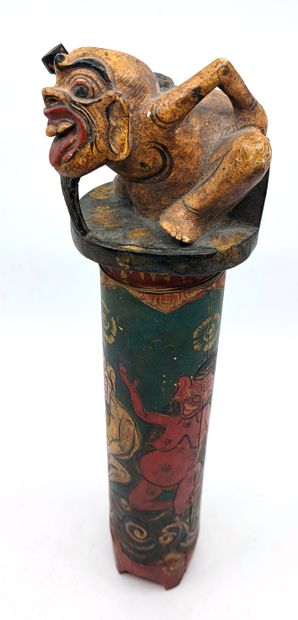 null INDONÉSIE. Porte-encens, xxe siècle. Bambou sculpté polychrome, personnage grotesque,...