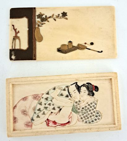 null JAPON. Époque Meiji (1868-1912). Boite rectangulaire en ivoire laqué or, brun...