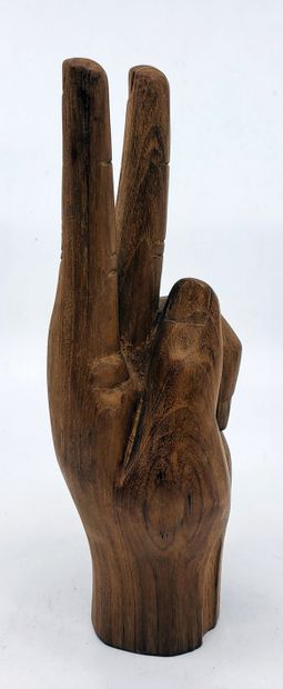 null THAÎLANDE. 2 mains sculptées en bois, xxe siècle. L'une majeur dressé, 22 x...