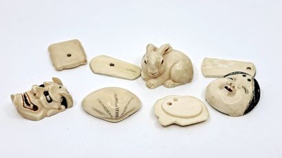 null JAPON. Masques, lapin, coquillage. 4 figurines polychromes à secret, xxe siècle....