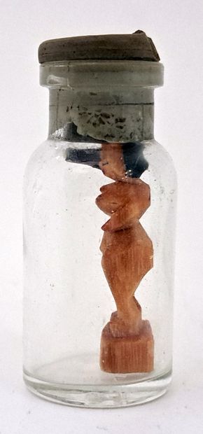 null THAÎLANDE, LAOS. Figurines, xxe siècle. 4 bouteilles miniatures contenant des...