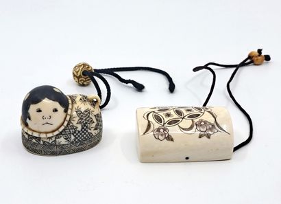 null JAPON. 2 amulettes polychrome, à ficelle et à secret, xxe siècle. Résine.4 x...